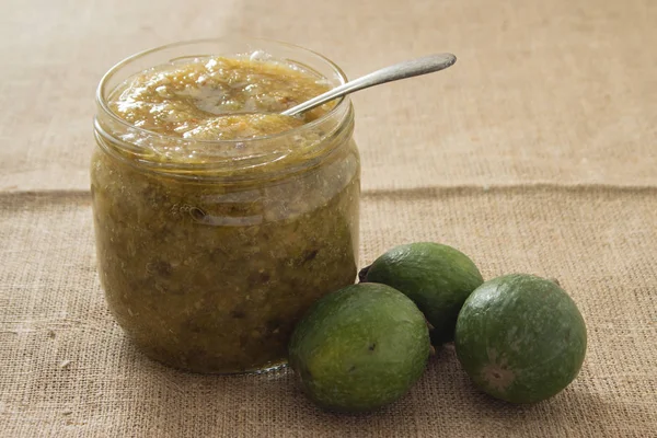 Engarrafamento de Feijoa em um jarro de vidro Fotografia De Stock