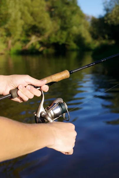 Pesca con una filatura sul fiume . — Foto Stock