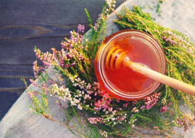 Çiçek melliferous otlar ile cam bir kavanozda Bal