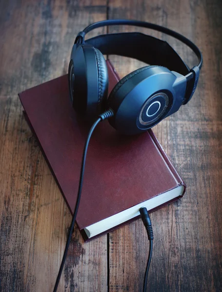 Βιβλία και τα ακουστικά. — Φωτογραφία Αρχείου