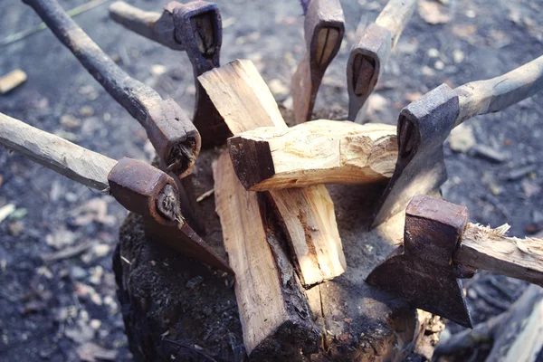 Hachas viejas en una pila de madera con leña astillada . — Foto de Stock