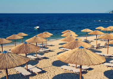 Plaj bambu şemsiyeleri denize karşı. 