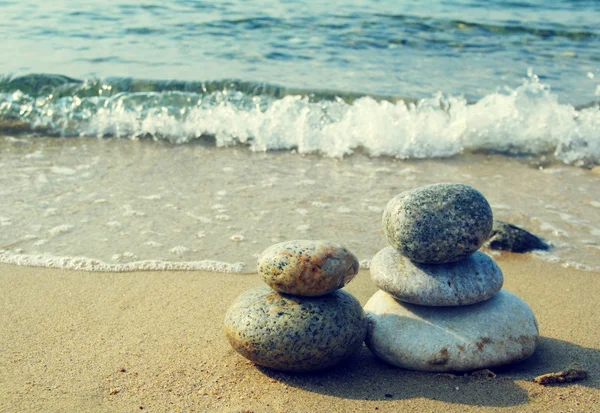 Pyramid from sea stones against the sea. — Stock Photo, Image