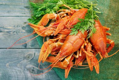 Yuvarlak ahşap ahşap arka plan tabağa haşlanmış crawfishes