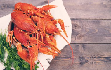 Yuvarlak ahşap ahşap arka plan tabağa haşlanmış crawfishes