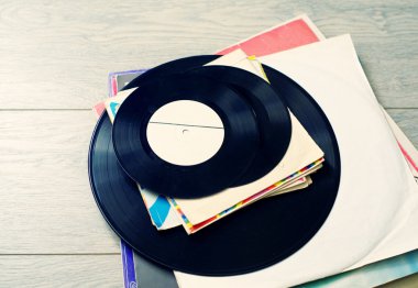 Ahşap arka plan üzerinde eski vinil kayıtlar