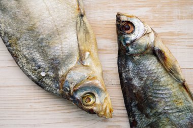 Masanın üzerine kurutulmuş balık. 