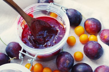 Erik ve Erik reçeli cam kavanozda 