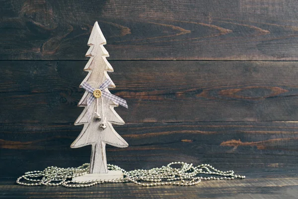 Праздничная декоративная елка на деревянном фоне в винтажном цвете . — стоковое фото