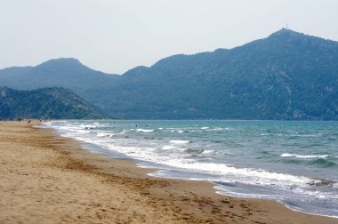 Akdeniz ve sahilde günbatımı. 