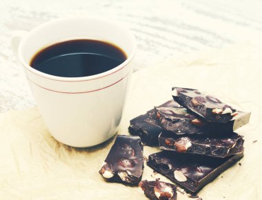 Bitter çikolata ile fındık ve bir fincan sade kahve