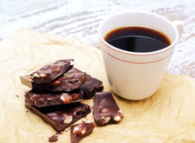 Bitter çikolata ile fındık ve bir fincan sade kahve