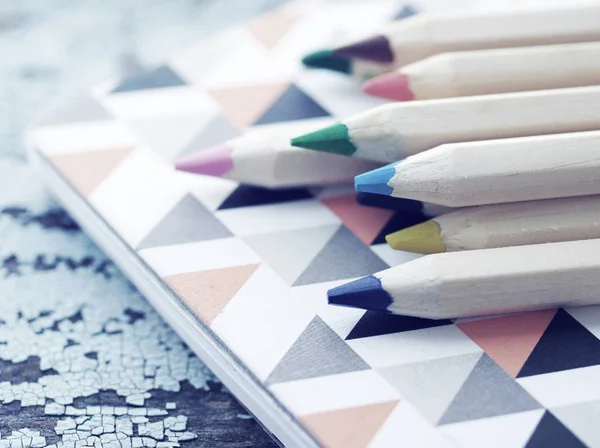 Цветные деревянные карандаши и блокнот — стоковое фото
