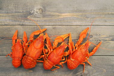 Ahşap bir zemin üzerine haşlanmış kerevit