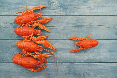 Ahşap bir zemin üzerine haşlanmış kerevit