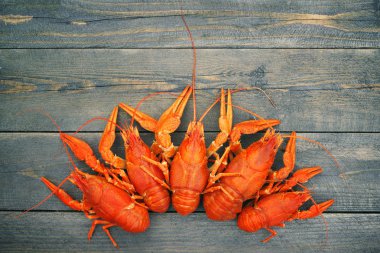 Ahşap bir zemin üzerine haşlanmış kerevit