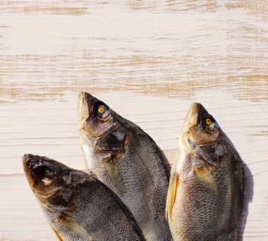 Masanın üzerine kurutulmuş balık. 