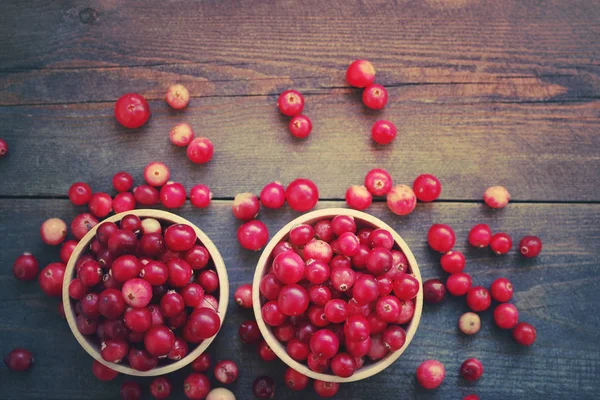 Verse rode bos cranberry in een ronde kommen — Stockfoto