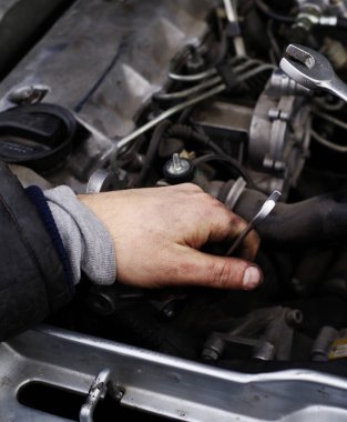 El petrol ve Akaryakıt bir anahtar ile bir mekanik   