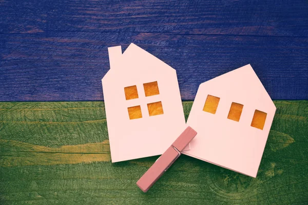 Lodges from white paper on a wooden background. Symbol of summer and spring. — Stock Photo, Image