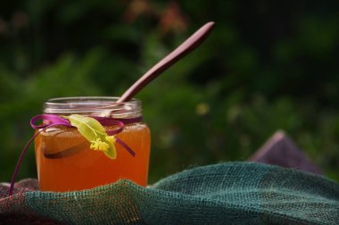 Bir cam kavanoza Yeşiller karşı bir Ihlamur çiçekleri ile dekore edilmiş teyp yaz günde tatlım.. 