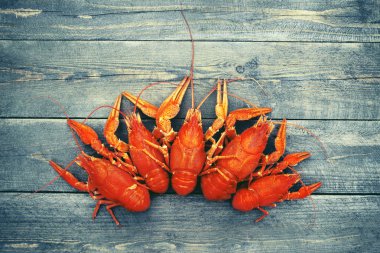 Ahşap bir zemin üzerine haşlanmış kerevit