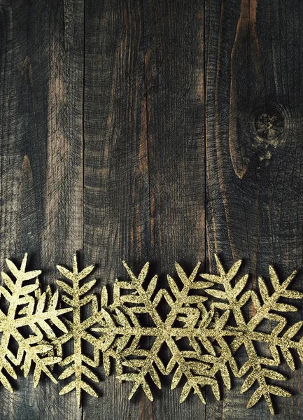 Weihnachten Holzhintergrund mit dekorativen Schneeflocken. Schneeflocken auf einem Holzbrett. — Stockfoto