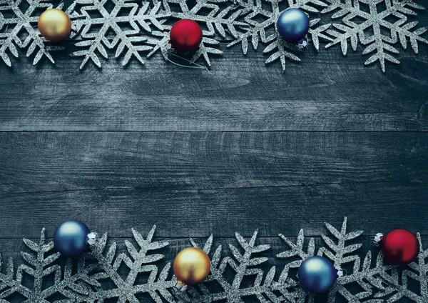 Sfondo di legno di Natale con fiocchi di neve decorativi e palle di Natale . — Foto Stock