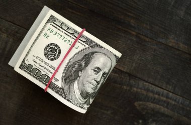 yüz dolarlık banknotlar yığınları 