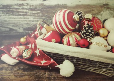 Renkli cam oyuncak ve topları, koniler, Noel Baba'nın kap, dekorasyon ve hediyeler ahşap arka plan ile sepet. Noel ve yeni yıl arka plan. 