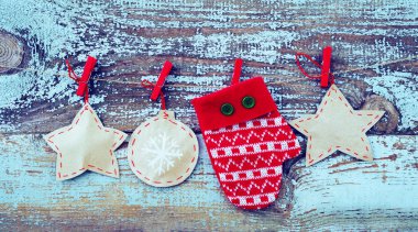 Dekoratif kırmızı mitten ve eski kaldırılan kurulu kağıt üzerinde bir ip arka planı üzerinden Noel ağacı süslemeleri