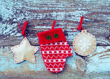 Dekoratif kırmızı mitten ve eski kaldırılan kurulu kağıt üzerinde bir ip arka planı üzerinden Noel ağacı süslemeleri