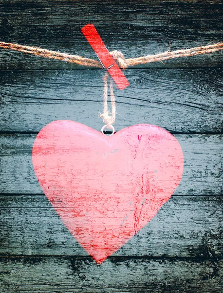 红色的心，绳子上垃圾木制背景. — 图库照片