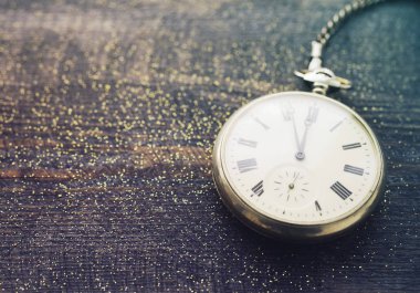 Yeni yıl saat. Ahşap arka plan üzerinde eski cep saati. 