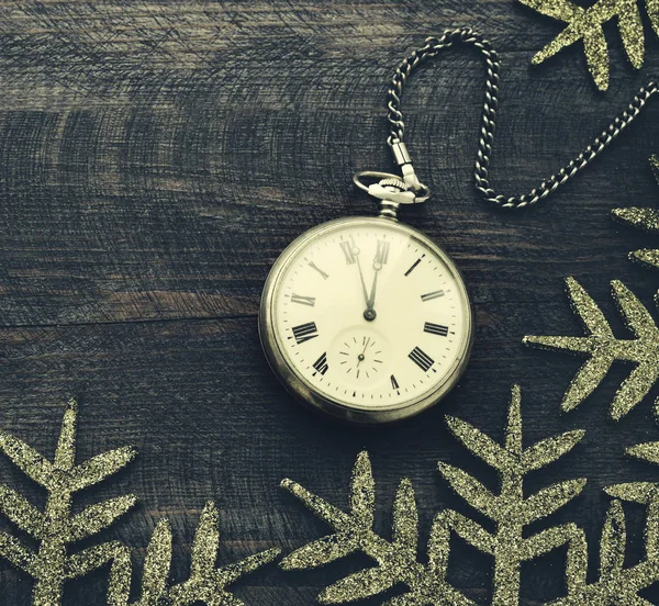 Ρολόι το νέο έτος. Παλιό ρολόι τσέπης σε φόντο ξύλινη. — Φωτογραφία Αρχείου
