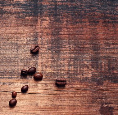 Kahve taneleri bir kaba eski püskü gemide. Antika arka plan 