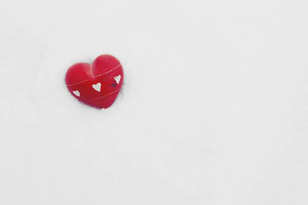 Kırmızı kalp üstünde kar. Romantik arka plan — Stok fotoğraf