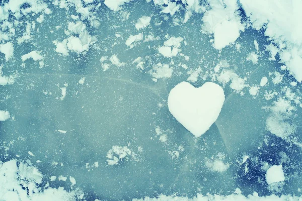 Coeur de neige sur glace. Cœur de neige. Valentin fond . — Photo