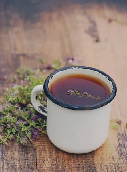 鉄マグカップと薬草茶 — ストック写真