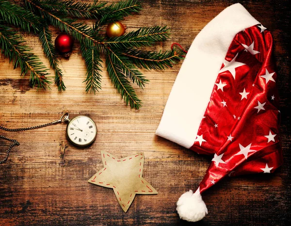 Nový rok hodiny. Staré kapesní hodinky a vánoční ozdoby na dřevěnou podložku. Pojem nový rok a Vánoce. Nový rok pozadí — Stock fotografie