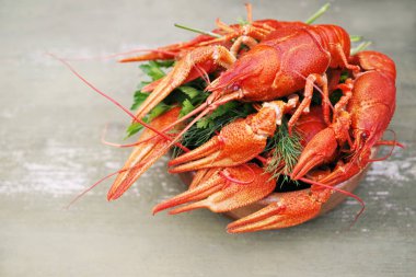 Ahşap bir zemin üzerine haşlanmış kerevit