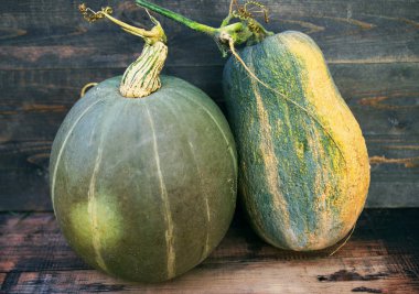 Ahşap arka plan üzerinde taze olgun sarı kabak. 