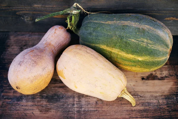Ahşap arka plan üzerinde taze olgun sarı kabak. 