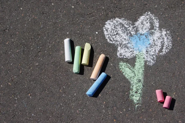 Desenho de criança de flor e giz colorido em uma rua . — Fotografia de Stock