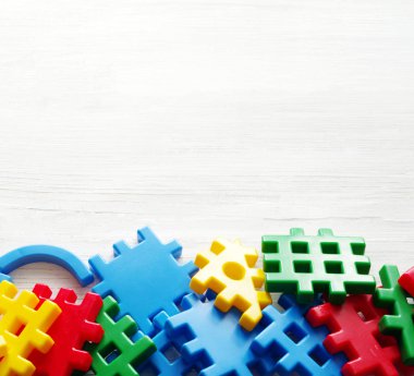 Beyaz ahşap yüzeyde renk meccano. 