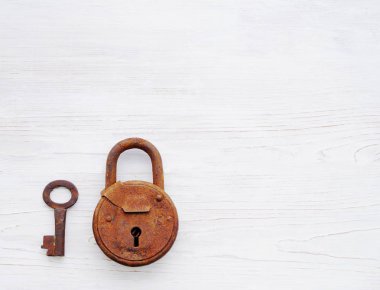 Eski paslı kilit ve anahtar ahşap arka plan üzerinde