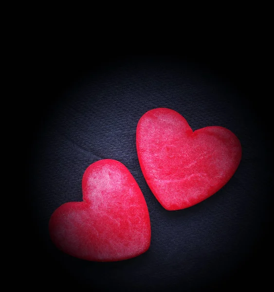 Karanlık bir arka plan üzerinde iki kırmızı kalp. Romantik kart. — Stok fotoğraf
