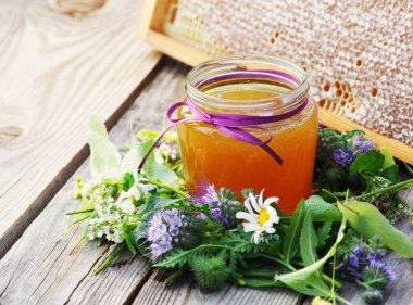 çiçeklerle tatlım.