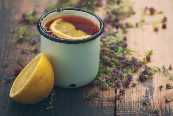 Chá em uma caneca de ferro, limão, ervas medicinais — Fotografia de Stock