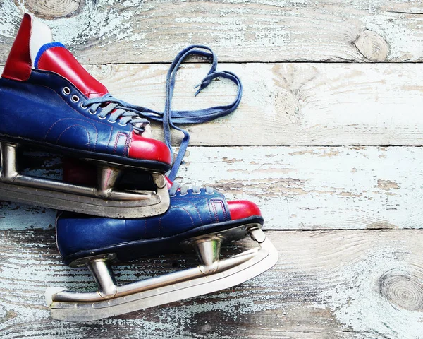 Vintage par de patins masculino com um coração de laço — Fotografia de Stock